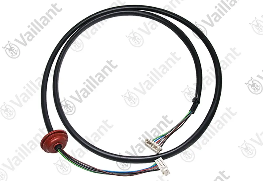 Kabelbaum von Vaillant mit mehreren Anschlussleitungen. Die Kabel sind in einem schwarzen Mantel verlegt und enden in Steckerformen.